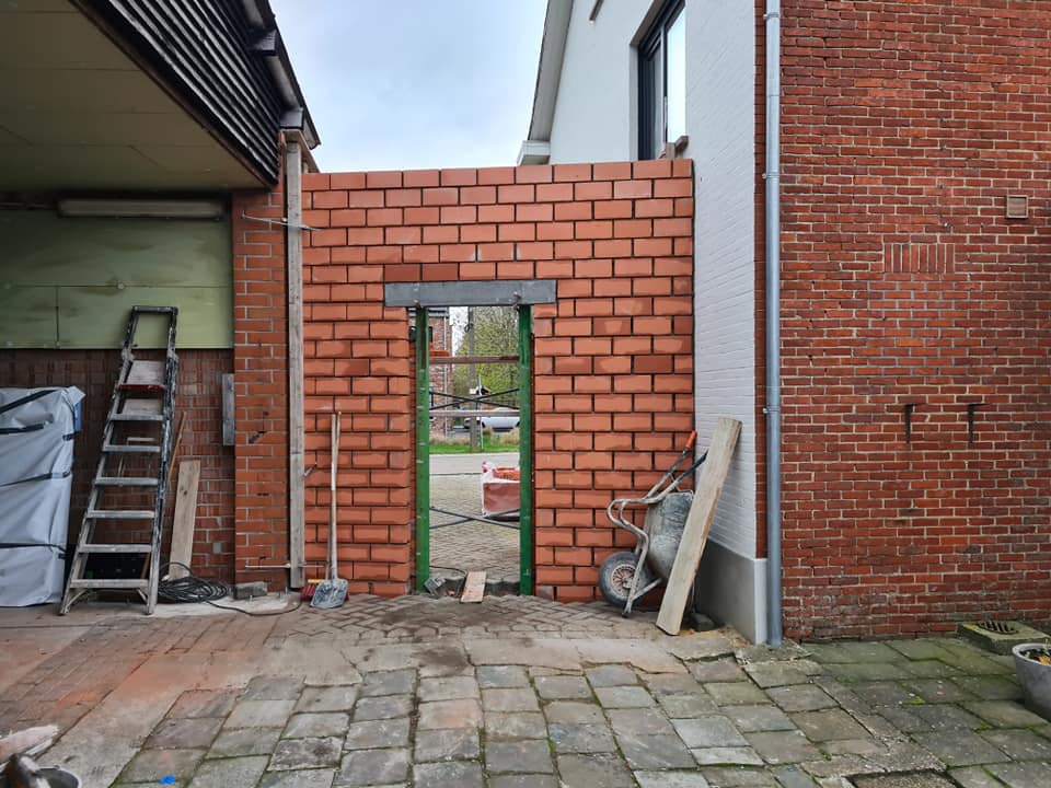 Gevel met deur plaatsen
